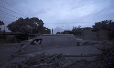 Δραματικά βίντεο από τον εγκλωβισμό ανθρώπων στην τέφρα του ηφαιστείου