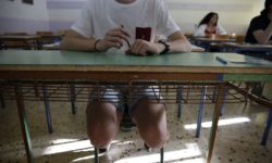 Θεσσαλονίκη: Εισαγγελική έρευνα για διαγωνιζόμενο των πανελλαδικών εξετάσεων που πιάστηκε να αντιγράφει με ακουστικό στο αυτί