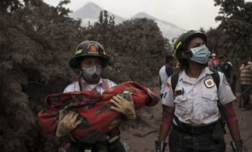 Εκρήξεις, στάχτη και θάνατος στη Γουατεμάλα – 73 νεκροί και 200 αγνοούμενοι