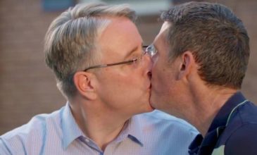 Το φιλί που θα εξοργίσει τον Τραμπ – Πολιτικός φιλά στο στόμα τον σύζυγό του