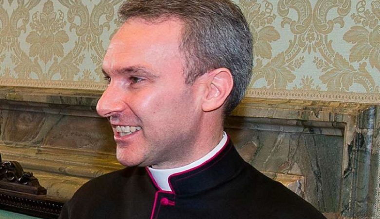 Δίωξη για παιδική πορνογραφία σε ιερέα διπλωμάτη του Βατικανού