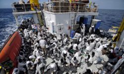«Μπλόκο» της Ιταλίας σε πλοίο ΜΚΟ που μεταφέρει πρόσφυγες