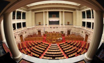 Πώς διαμορφώνονται πλέον οι έδρες στη Βουλή μετά την αποχώρηση Λαζαρίδη