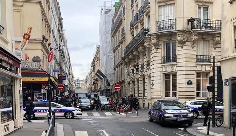 Ένοπλος κρατά ομήρους σε κτίριο στο Παρίσι