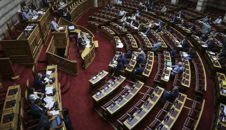 Αντιπαράθεση στη Βουλή για τις συντάξεις και το νόμο Κατρούγκαλου