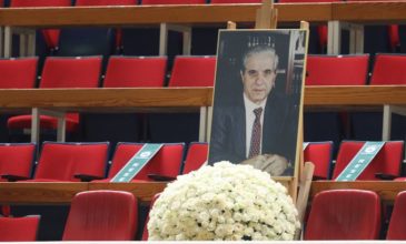 Τελευταίο αντίο στον Παύλο Γιαννακόπουλο – Σε λαϊκό προσκύνημα η σορός