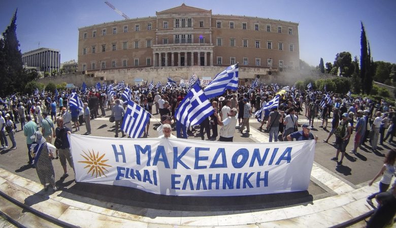 Ψηφοφορία για την πρόταση μομφής υπό τις «ιαχές» του συλλαλητηρίου για τη Μακεδονία