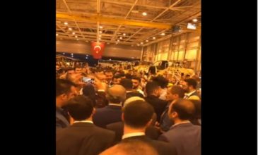 Ο Ερντογάν παρουσίασε σε νέους ψηφοφόρους το επιθετικό ελικόπτερο ΑΤΑΚ