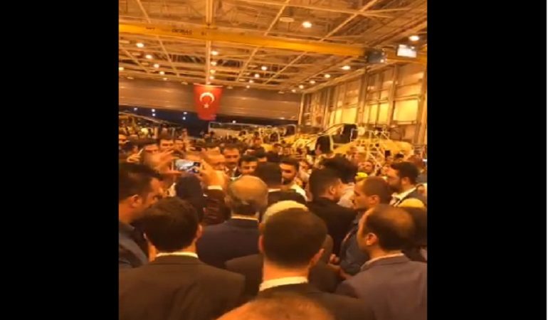Ο Ερντογάν παρουσίασε σε νέους ψηφοφόρους το επιθετικό ελικόπτερο ΑΤΑΚ