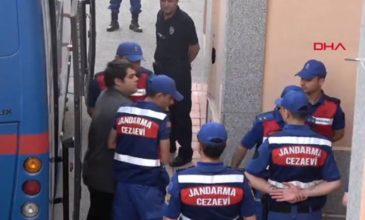 Η στιγμή που οι 2 Έλληνες στρατιωτικοί μεταφέρονται στο δικαστήριο
