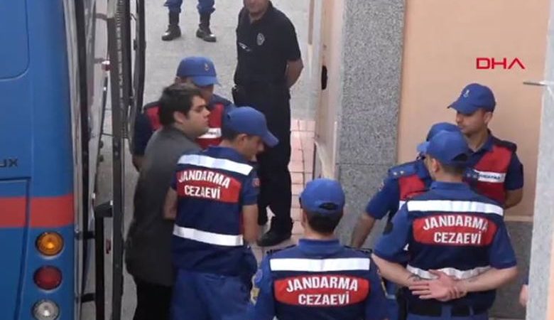 Η στιγμή που οι 2 Έλληνες στρατιωτικοί μεταφέρονται στο δικαστήριο