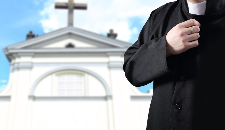 Ιερέας καταδικάστηκε για τον βιασμό του ανήλικου γιου ετοιμοθάνατου φίλου του