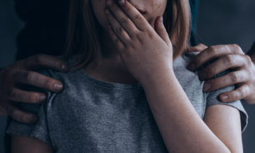 Πέραμα: Ποινική δίωξη στη μητέρα της 6χρονης για συνέργεια στον βιασμό της από τον 43χρονο