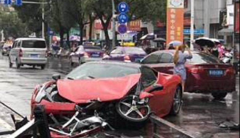 Κινέζα διαλύει μια Ferrari 458 λίγα λεπτά αφού κάθισε στο τιμόνι (BINTEO)