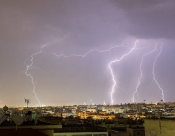 Καιρός: Στο έλεος της κακοκαιρίας είναι η χώρα με έντονες βροχοπτώσεις – Καταιγίδες στην Αττική