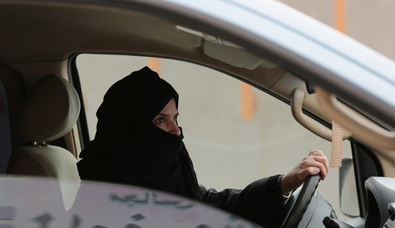 «Γέμισαν» οι δρόμοι του Ριάντ με γυναίκες οδηγούς