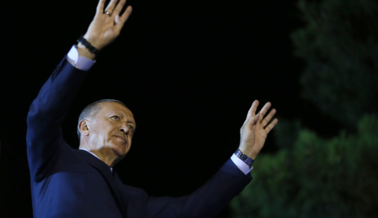 Ο Ερντογάν πανηγυρίζει την επανεκλογή του στην προεδρία