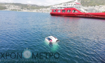 Αυτοκίνητο έπεσε στη θάλασσα ενώ περίμενε το φέρυ μπόουτ