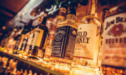 Λιποθύμησε 13χρονος από κατανάλωση αλκοόλ στη Ναύπακτο – Συνελήφθησαν οι ιδιοκτήτες του μπαρ