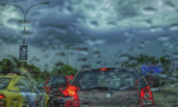 Κυκλοφοριακό κομφούζιο έφερε η βροχή – Ποιοι δρόμοι έχουν μποτιλιάρισμα