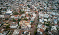 Φονικές πλημμύρες στη Μάνδρα: Ομόφωνα αθώοι για ανθρωποκτονία από αμέλεια η πρώην δήμαρχος και δύο τότε αρμόδιοι τεχνικών υπηρεσιών