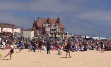 Γιατί μαζεύτηκαν 6.000 Βρετανοί σε μία παραλία