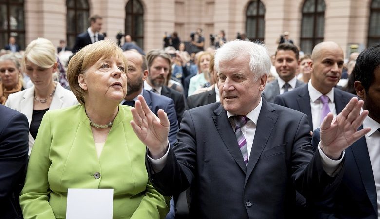 Συμφωνία Μέρκελ και Ζέεχοφερ για το μεταναστευτικό