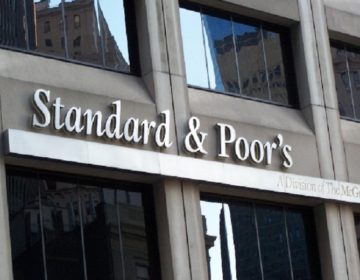 Ο οίκος Standard & Poor’s επιβεβαίωσε την επενδυτική βαθμίδα «BBB-» με θετική προοπτική για την Ελλάδα