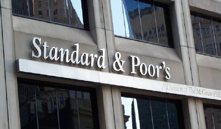 Ο Standard & Poor’s αναβαθμίζει το αξιόχρεο 4 ελληνικών τραπεζών