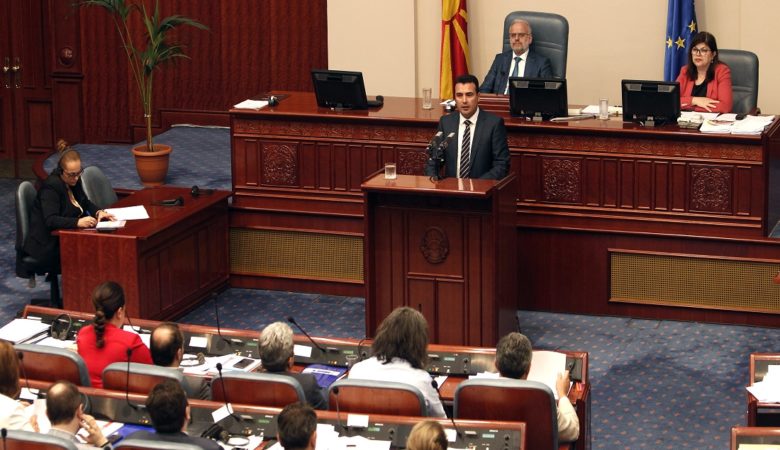 Μήνυση της αντιπολίτευσης στα Σκόπια κατά Ζάεφ για εσχάτη προδοσία