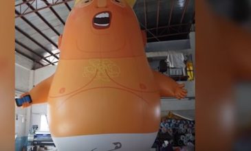 Μπαλόνι ύψους έξι μέτρων παρουσιάζει τον Τραμπ οργισμένο μωρό