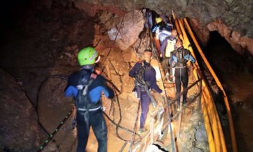 Συγκίνηση και ανακούφιση στην Ταϊλάνδη – Κι άλλα παιδιά βγήκαν από τη σπηλιά