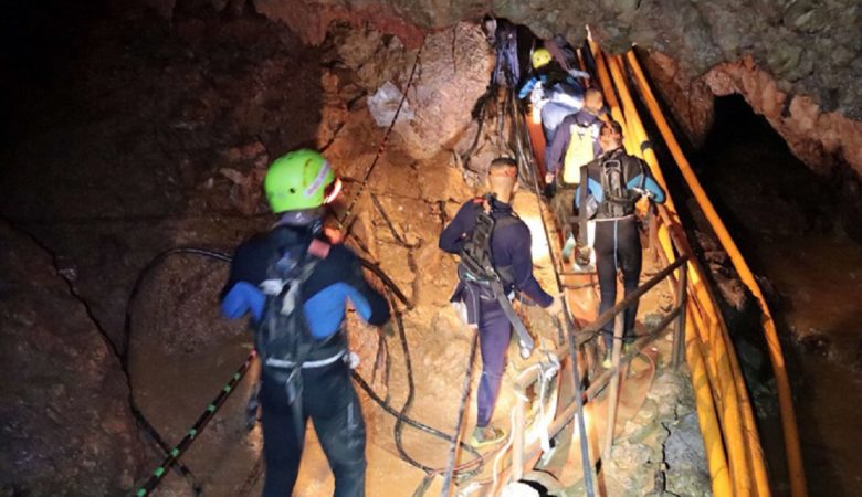 Συγκίνηση και ανακούφιση στην Ταϊλάνδη – Κι άλλα παιδιά βγήκαν από τη σπηλιά