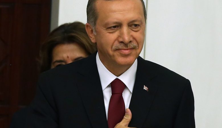 Ο Ερντογάν σε ρόλο «μαθητευόμενου μάγου» της οικονομίας