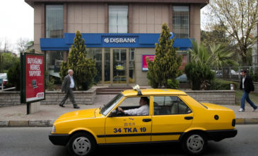 Τούρκος ταξιτζής έσυρε από τα πόδια γυναίκα για να την βγάλει έξω