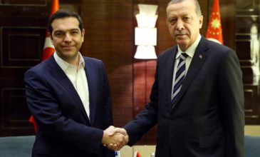 Διμερείς σχέσεις και οι Έλληνες στρατιωτικοί στο επίκεντρο της συνάντησης Τσίπρα-Ερντογάν