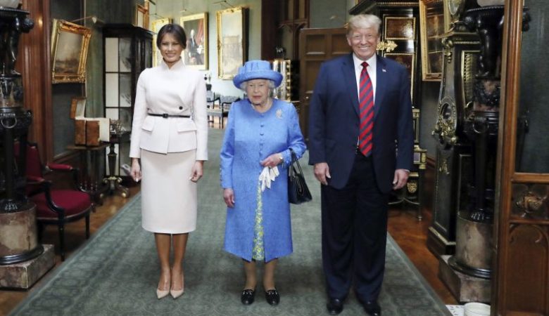 Φωτογραφία σερβάντας, οι Τραμπ με την βασίλισσα Ελισάβετ