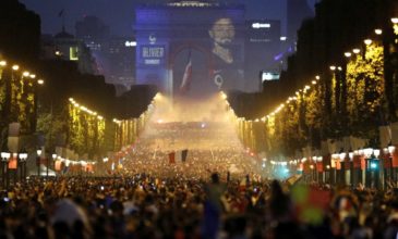 Το Παρίσι πανηγύρισε έξαλλα την κατάκτηση του Παγκόσμιου Κυπέλλου