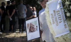 Πλήθος κόσμου στην κηδεία του Μάνου Αντώναρου