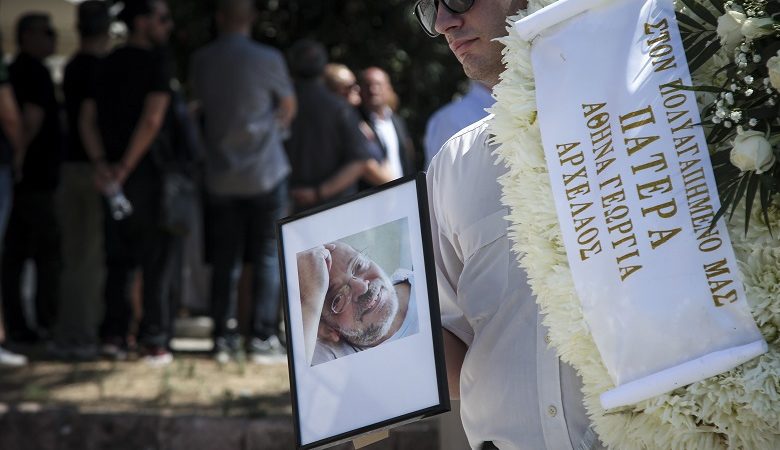 Πλήθος κόσμου στην κηδεία του Μάνου Αντώναρου
