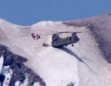 Εντυπωσιακός ελιγμός πιλότου ελικοπτέρου για τη διάσωση ορειβάτη