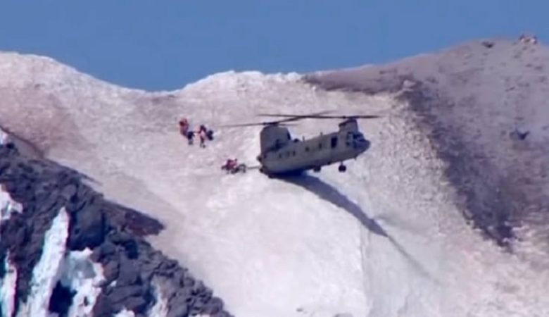 Εντυπωσιακός ελιγμός πιλότου ελικοπτέρου για τη διάσωση ορειβάτη