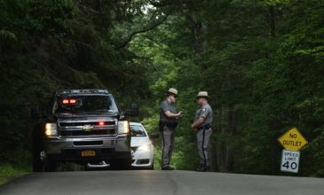 Παρέσυρε και εγκατέλειψε τη μητέρα του με το αυτοκίνητο που της έκλεψε