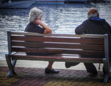 Τα πρώτα έξυπνα ρολόγια για τους ευάλωτους ηλικιωμένους της Αθήνας