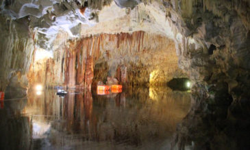 Σπήλαια Διρού, με πλούσιο πολύχρωμο διάκοσμο