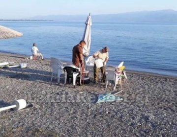 Παραθεριστές… τσιμέντωσαν ξαπλώστρες και ομπρέλες