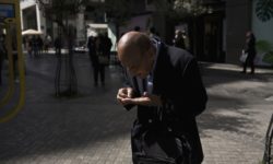 Οι 8 στους 10 Έλληνες δεν μπορούν να πληρώσουν τους λογαριασμούς τους σύμφωνα με το Ευρωβαρόμετρο