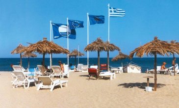 Έχασαν τη «Γαλάζια Σημαία» 17 ελληνικές παραλίες