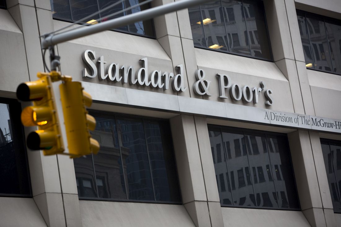 Standard & Poor’s: Aναβάθμιση της ελληνικής οικονομίας κατά μία βαθμίδα