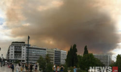 Μεγάλη φωτιά στην Κινέτα, μέχρι το κέντρο της Αθήνας έφτασε ο καπνός
